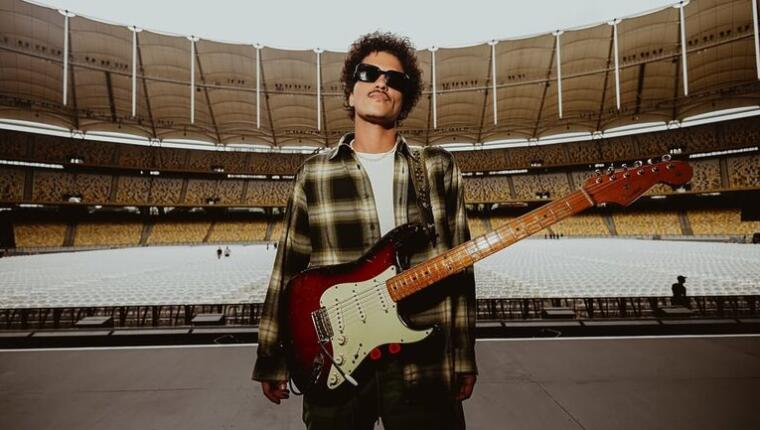 Bruno Mars brinca sobre os rumores de dívida milionária