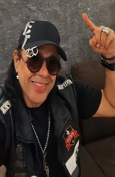 A rádio que conecta gerações através da música, da emoção e da batida perfeita.